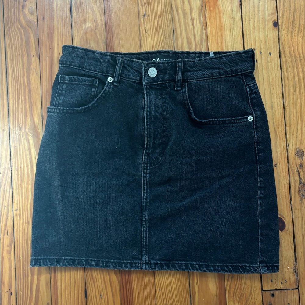 Zara medium sized dark gray wash, high waisted mini denim skirt. Gently worn